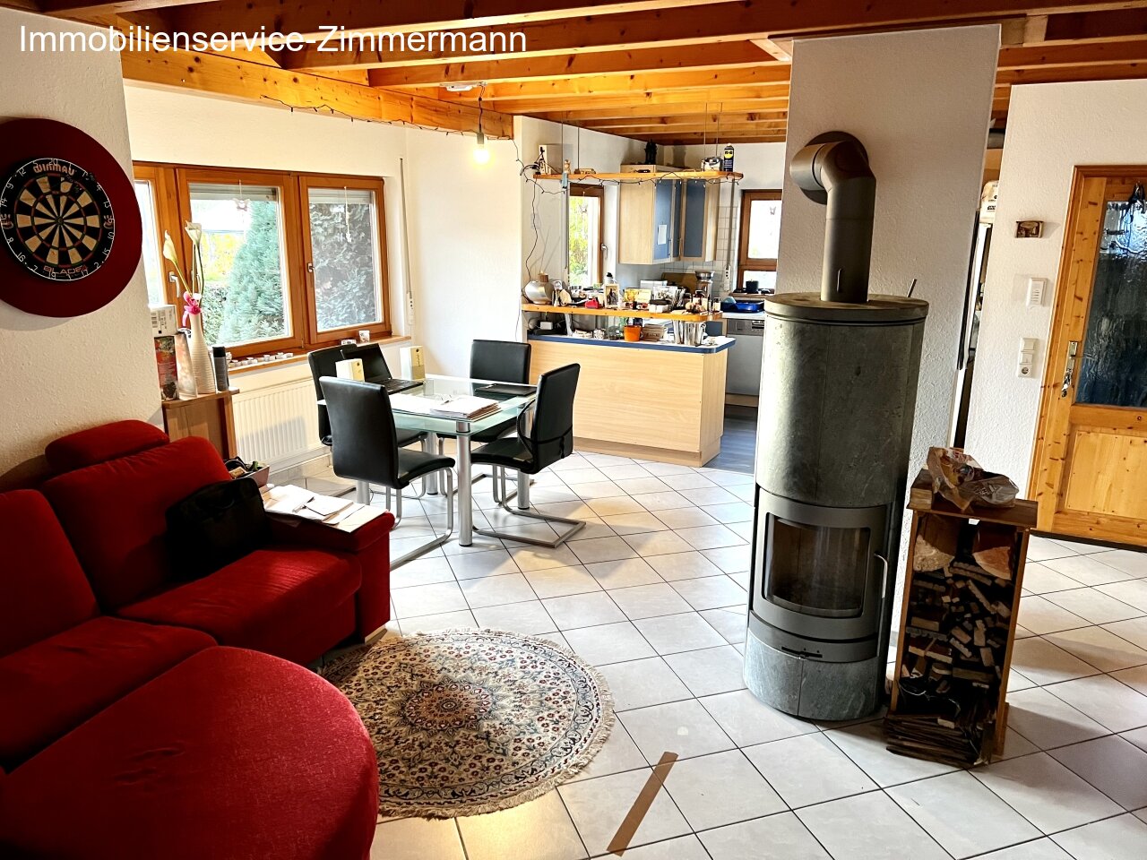 Zwei-Familienhaus mit schönem Garten in absolut ruhiger Lage zu verkaufen.