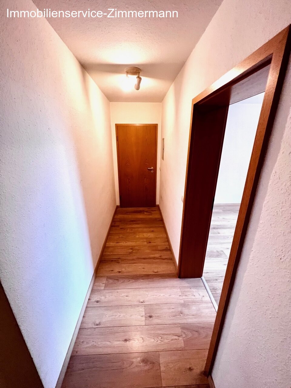 Schöne 2-Zimmer-Wohnung mit Balkon und Tiefgaragenstellplatz zu verkaufen