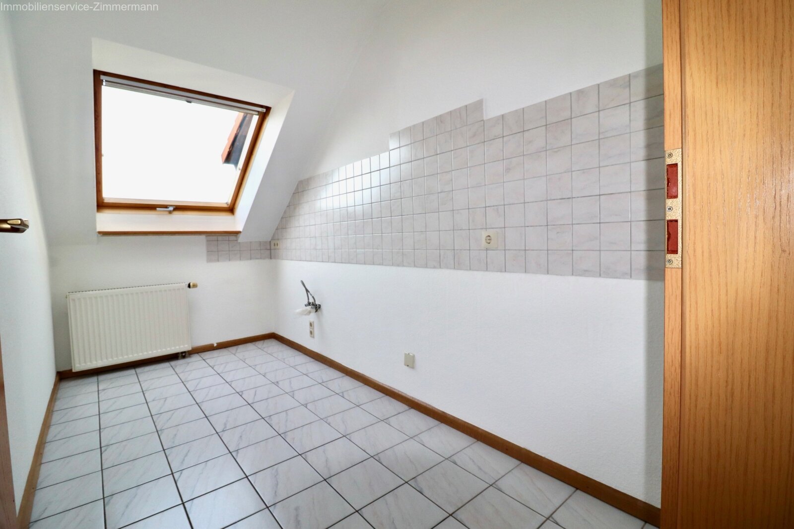 Schöne, renovierte 2-Zimmer-Wohnung mit Loggia und TG-Stellplatz zu verkaufen