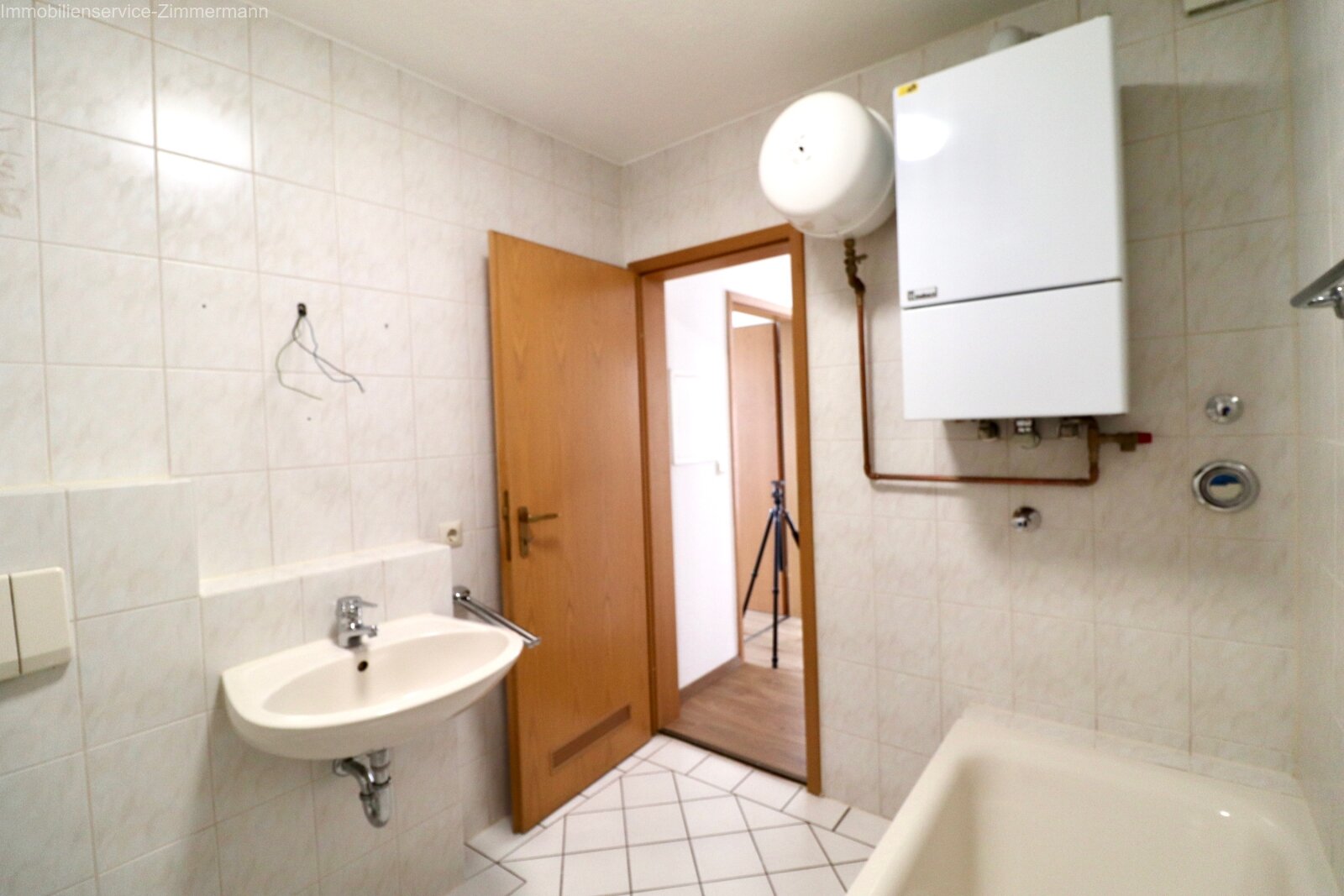 Schöne, renovierte 2-Zimmer-Wohnung mit Loggia und TG-Stellplatz zu verkaufen