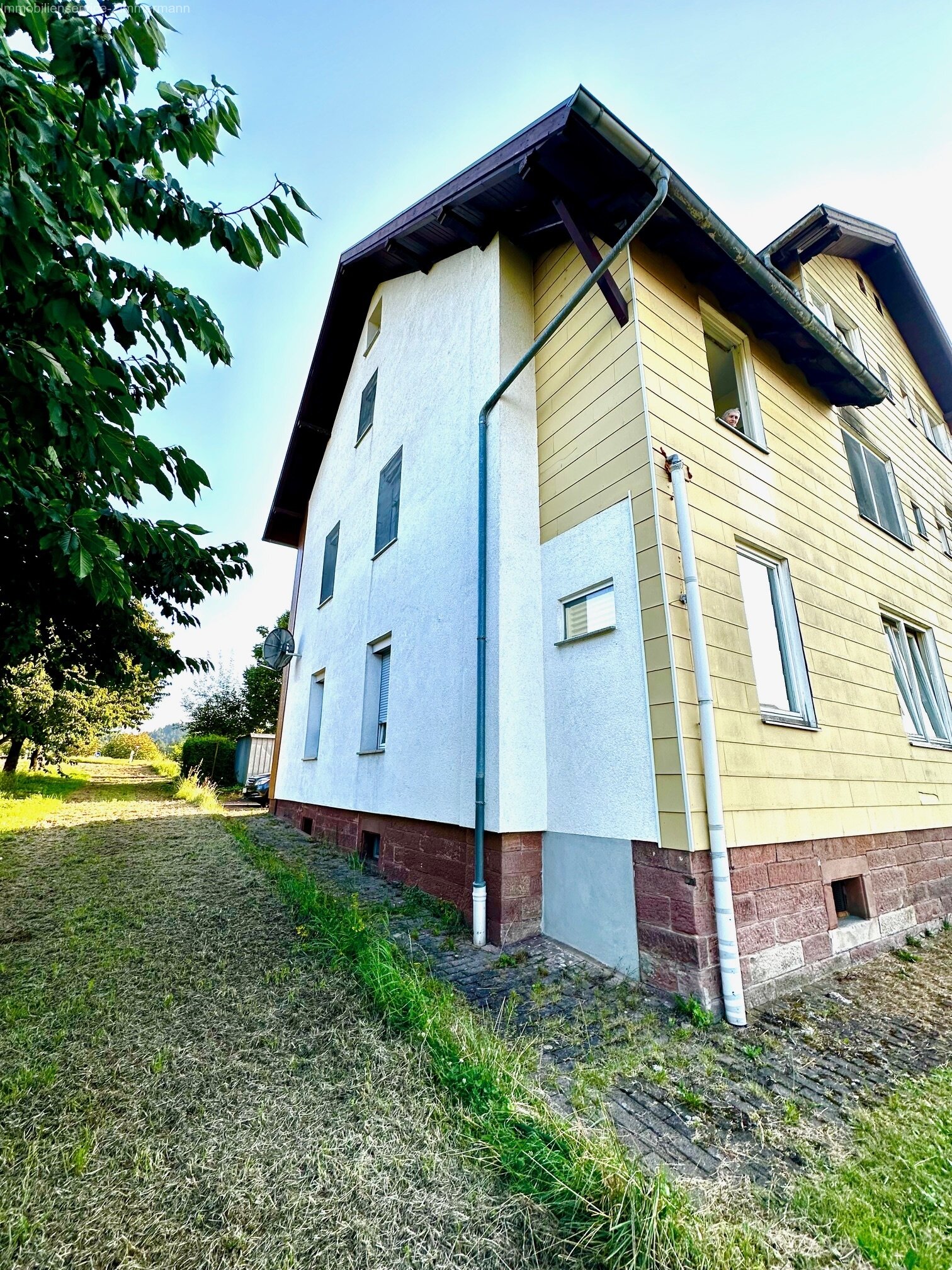 Sanierungsbedürftiges Mehrfamilienhaus mit 5 Wohneinheiten zu verkaufen