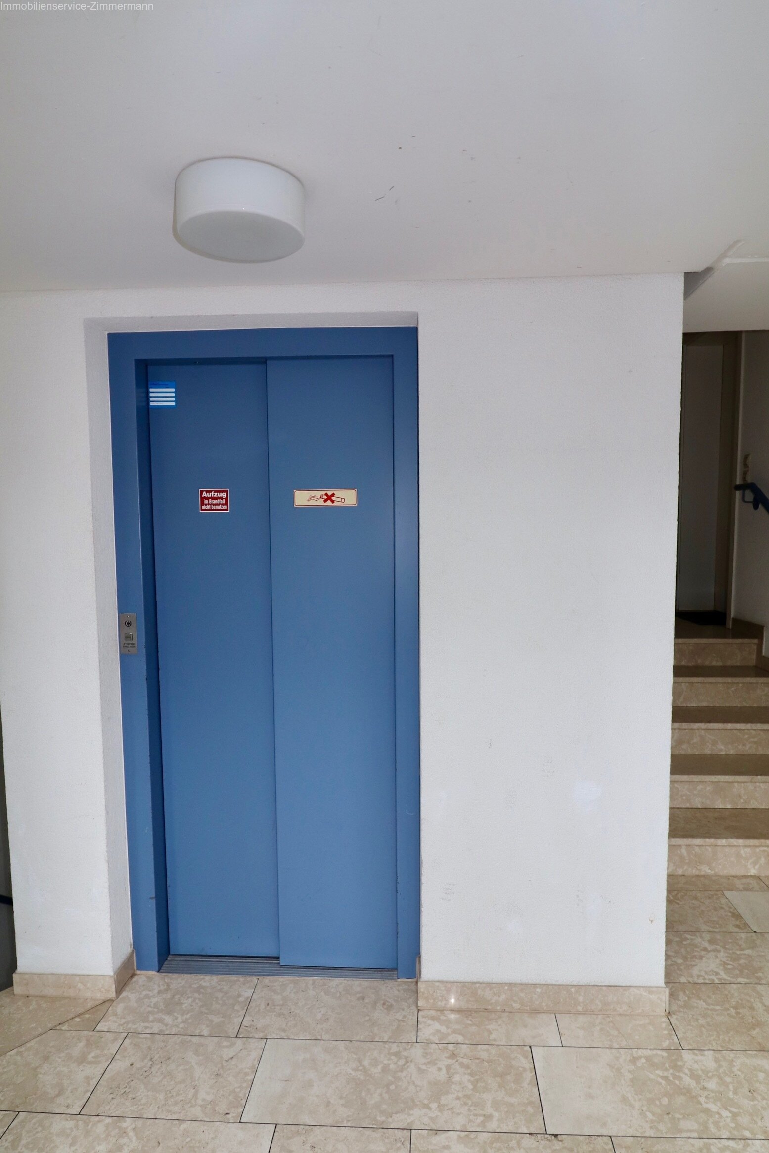 Schöne, helle und teilsanierte 2-Zimmer-Wohnung mit Terrasse und Aufzug im Herzen von Achern zu verkaufen