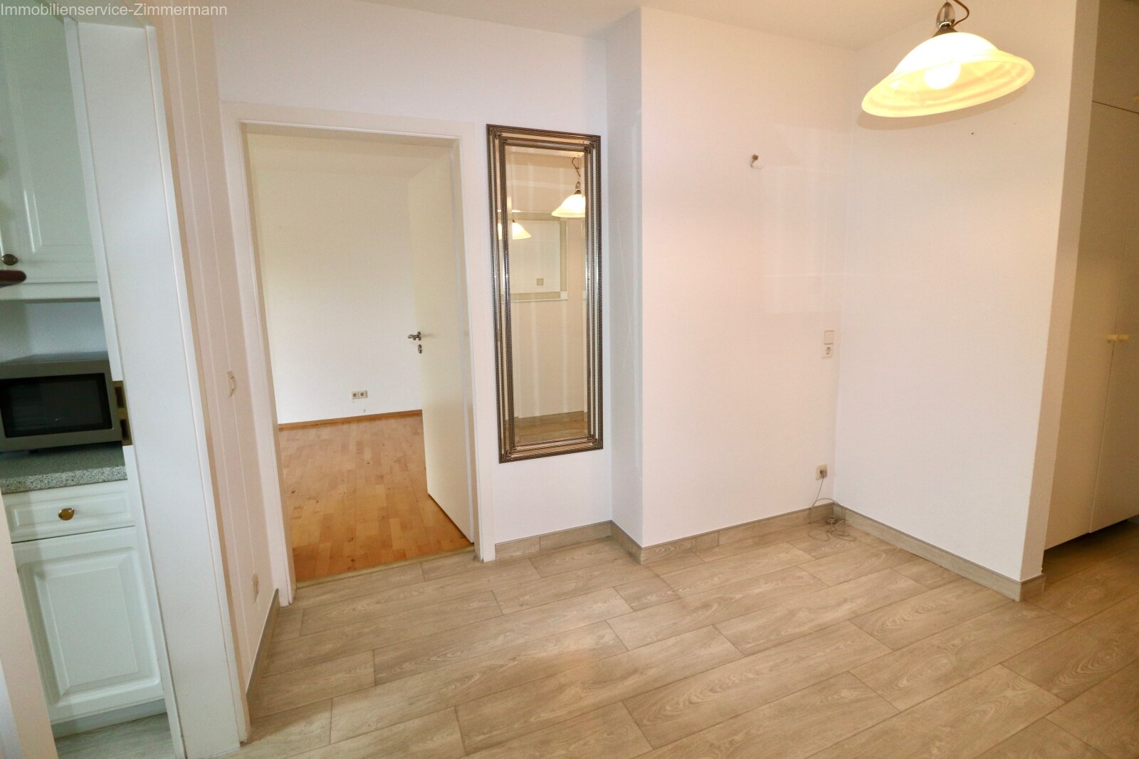 Schöne, helle und teilsanierte 2-Zimmer-Wohnung mit Terrasse und Aufzug im Herzen von Achern zu verkaufen