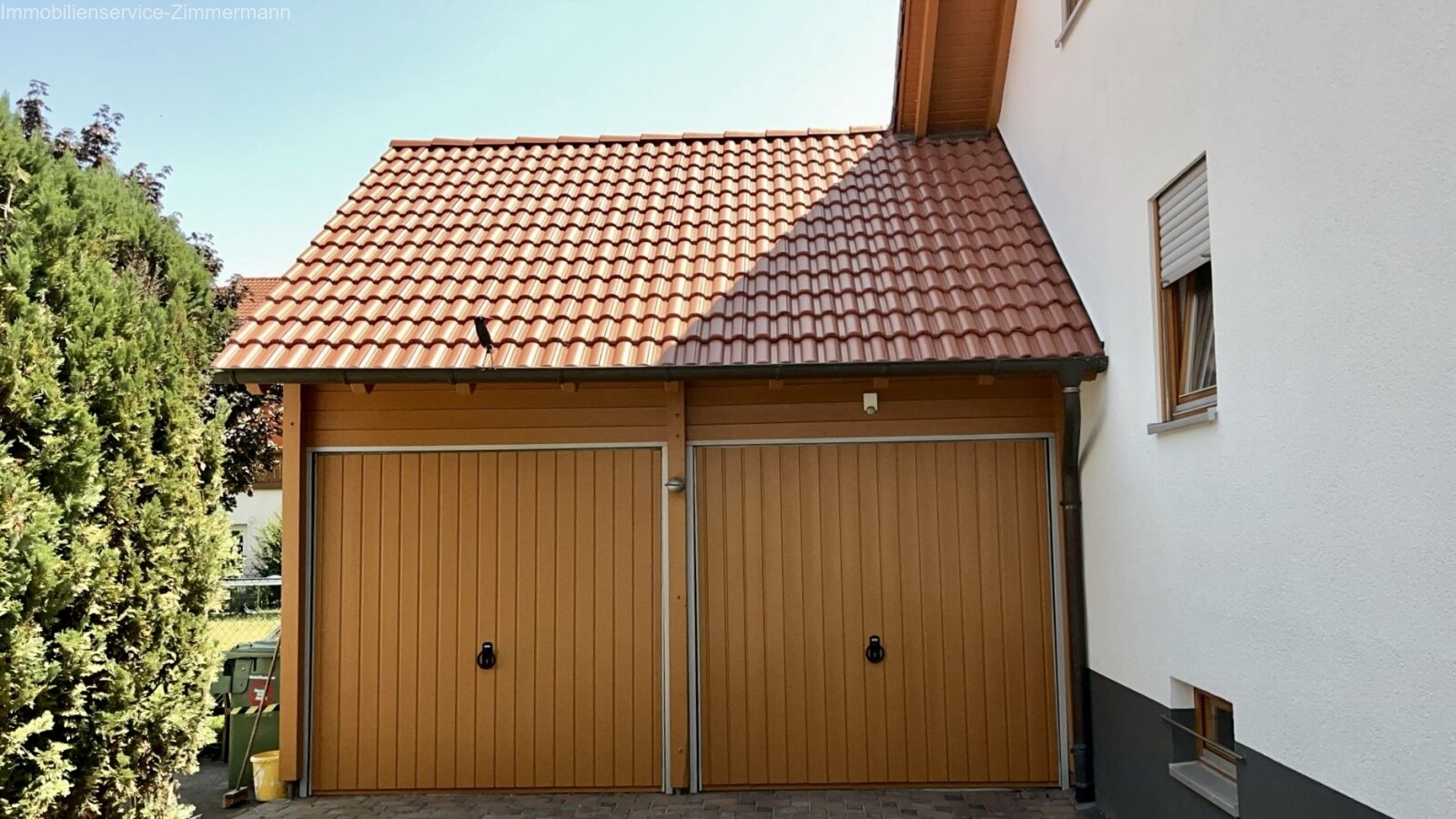 Zwei-Familienhaus mit schönem Garten in absolut ruhiger Lage zu verkaufen.