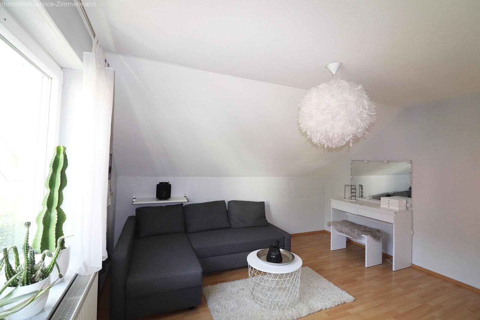 Großzügiges Einfamilienhaus mit Einliegerwohnung, Doppelgarage und Wellnessbereich