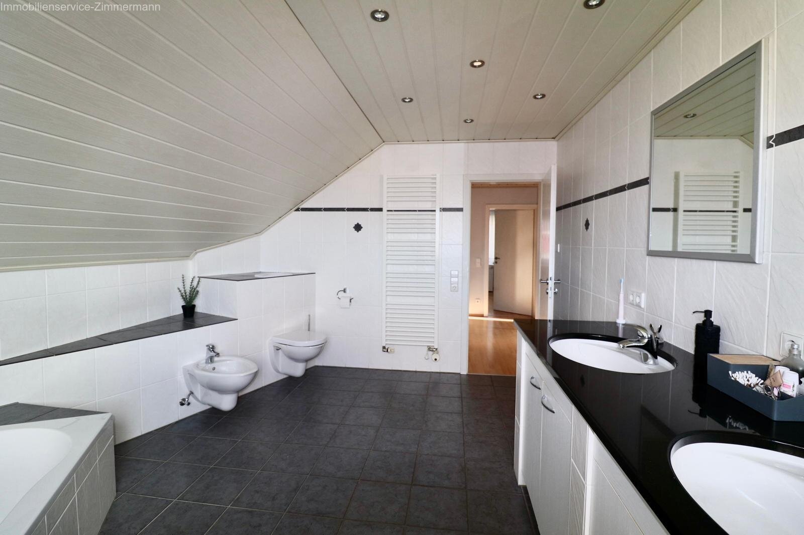 Großzügiges Einfamilienhaus mit Einliegerwohnung, Doppelgarage und Wellnessbereich