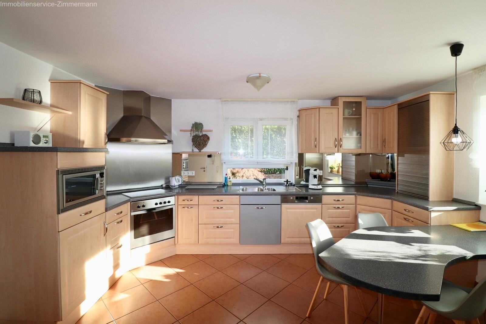 Großzügiges Einfamilienhaus mit Einliegerwohnung, Doppelgarage und Wellnessbereich