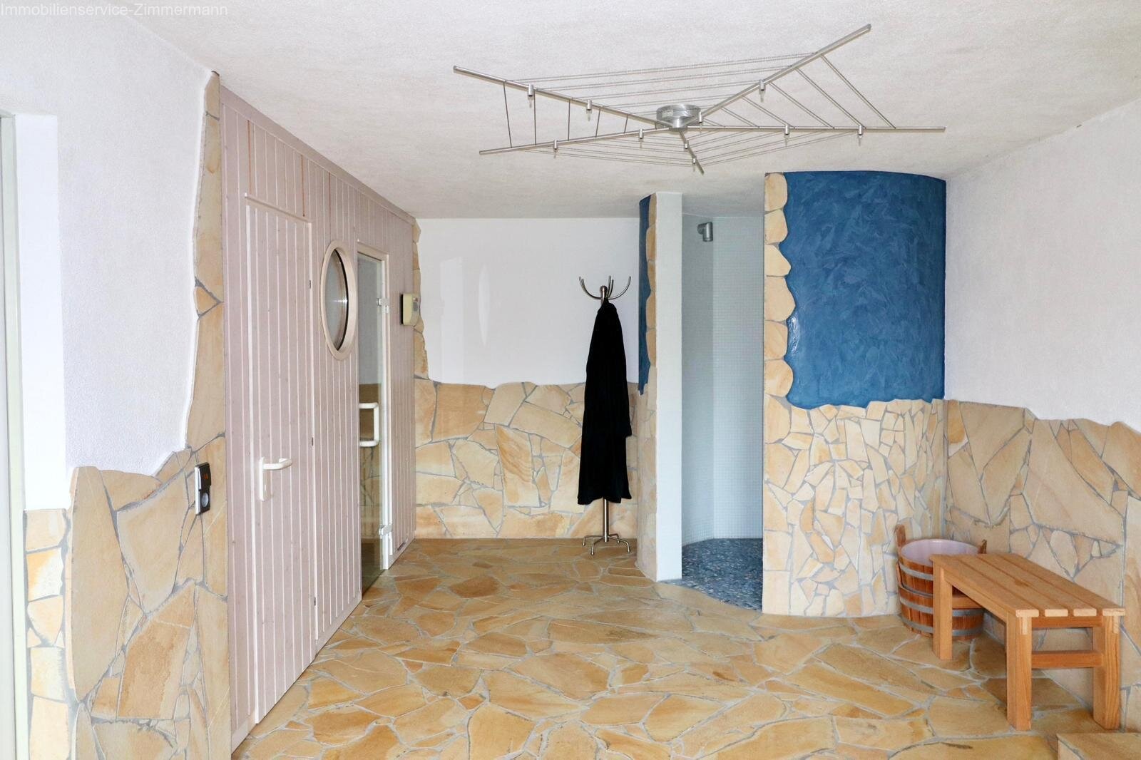 Großzügiges Einfamilienhaus mit Einliegerwohnung, Doppelgarage und Wellnessbereich