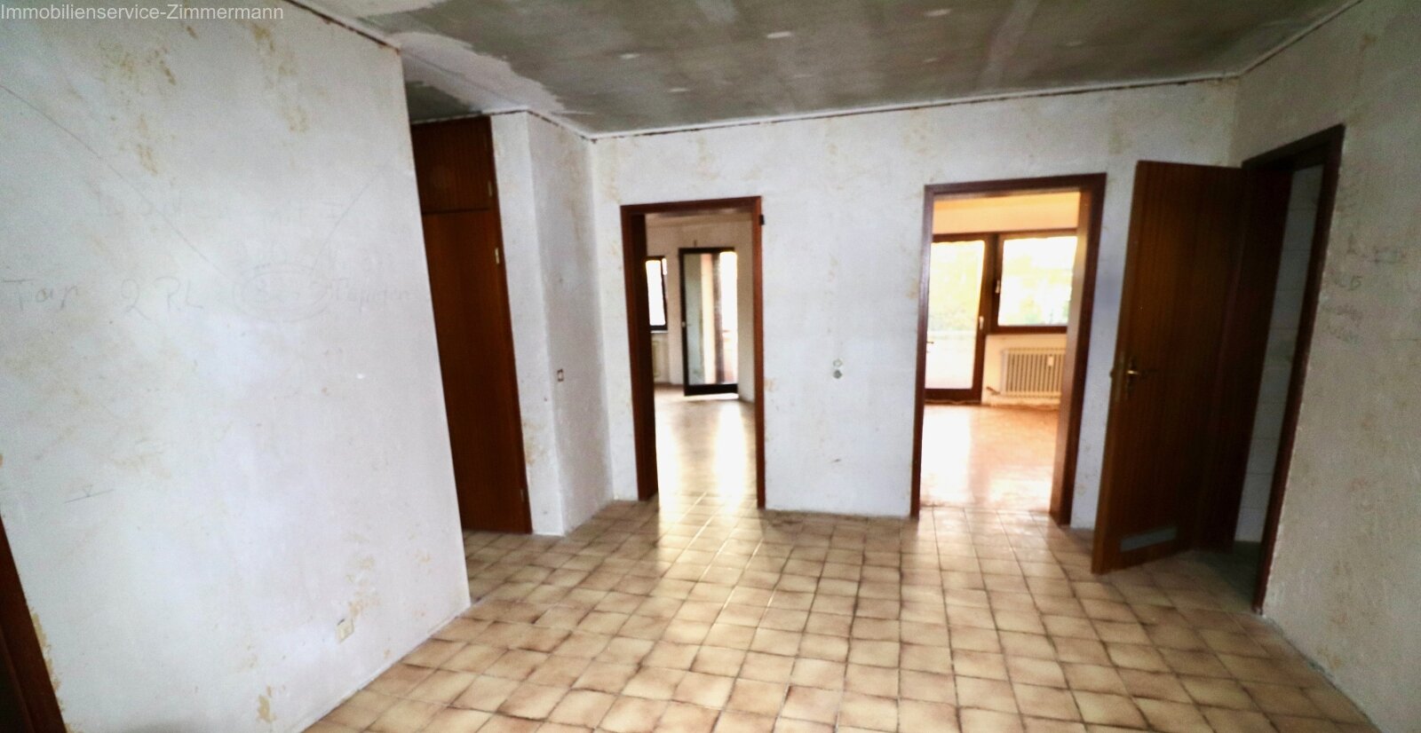 Sanierungsbedürftige 3-Zimmer-Wohnung mit Balkon in absolut ruhiger Lage zu verkaufen