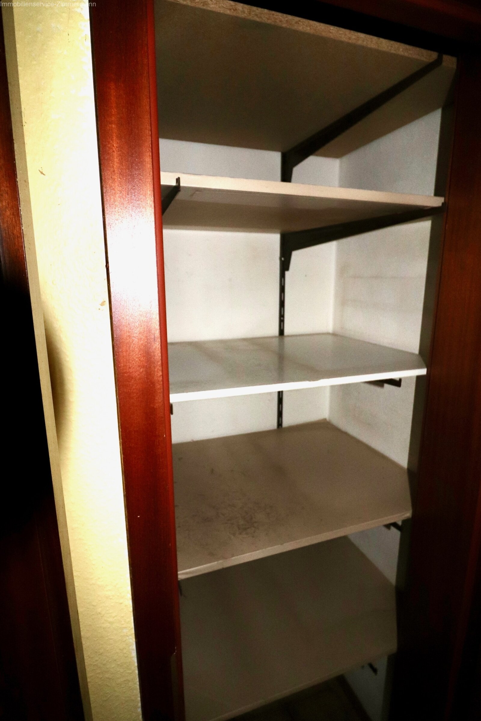 Sanierungsbedürftige 3-Zimmer-Wohnung mit Balkon in absolut ruhiger Lage zu verkaufen