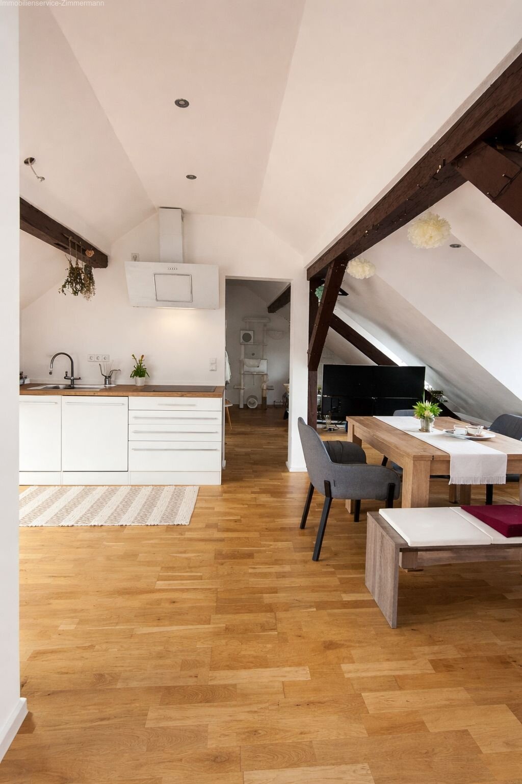 Sanierte 2-Zimmer-DG-Wohnung im Fachwerkhaus mit EBK & Parkett