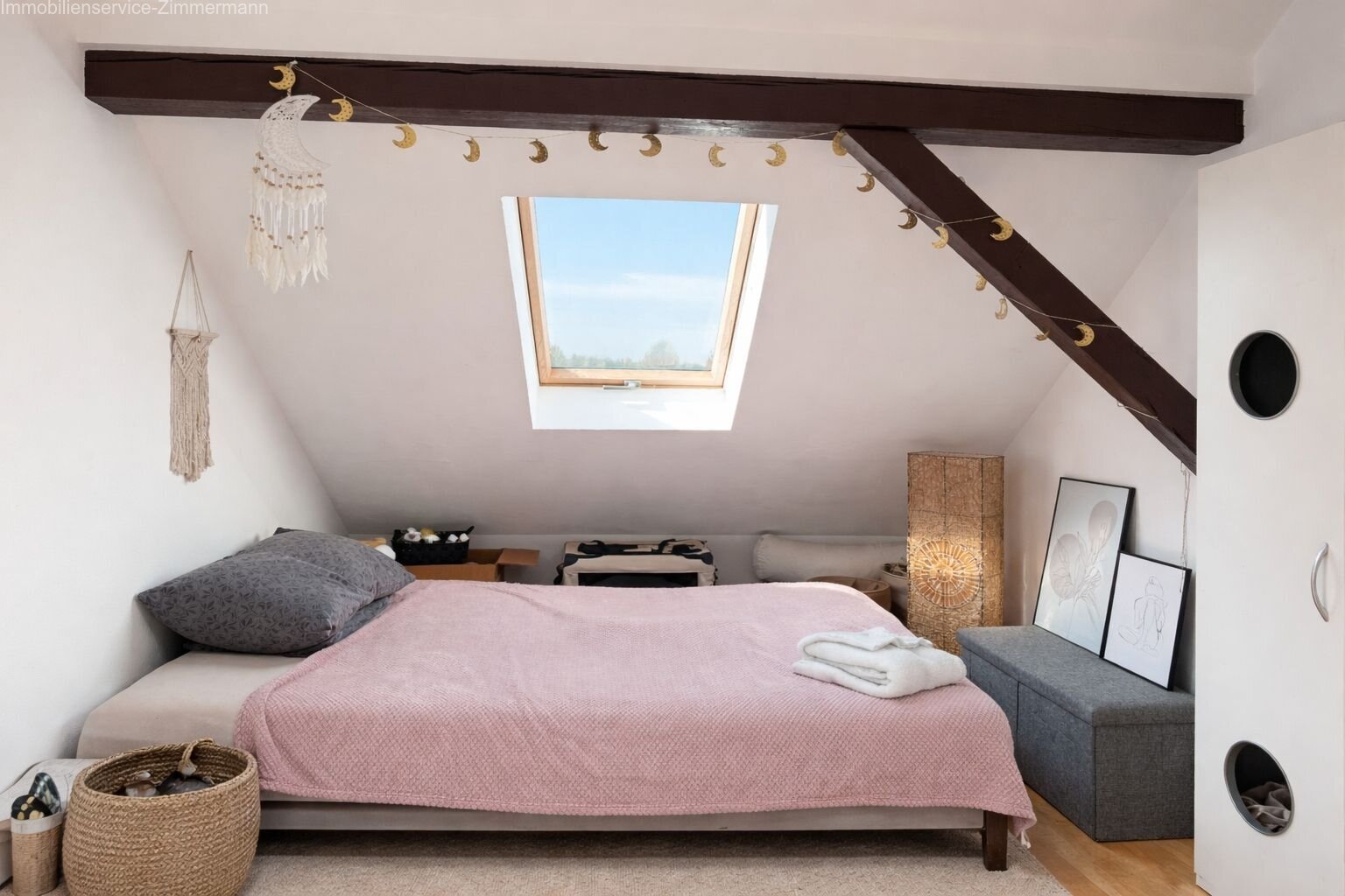 Sanierte 2-Zimmer-DG-Wohnung im Fachwerkhaus mit EBK & Parkett