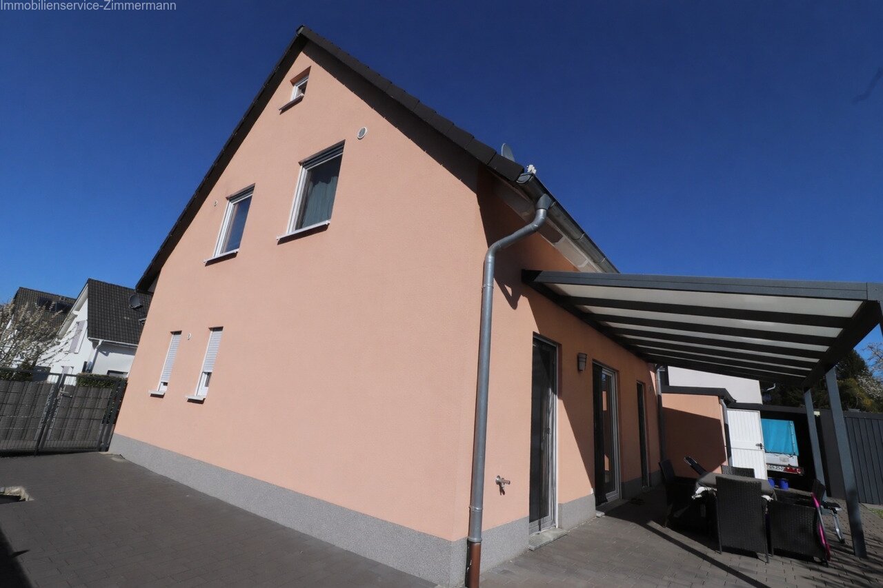 Neuwertiges Einfamilienhaus mit schönem Garten zu verkaufen