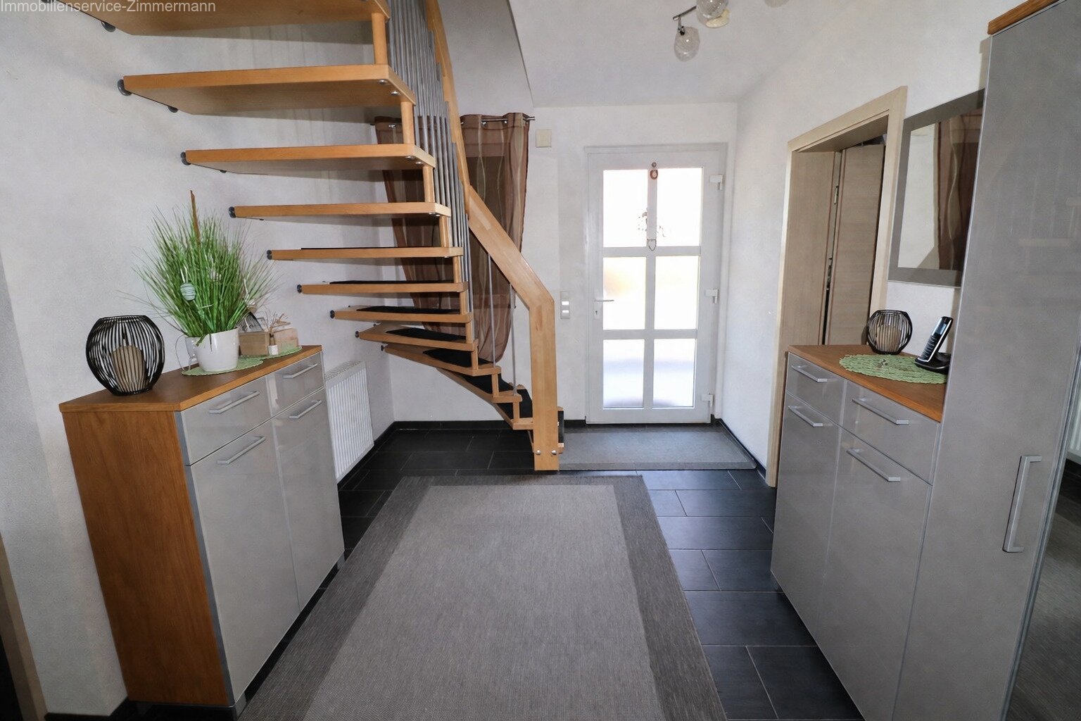 Neuwertiges Einfamilienhaus mit schönem Garten zu verkaufen