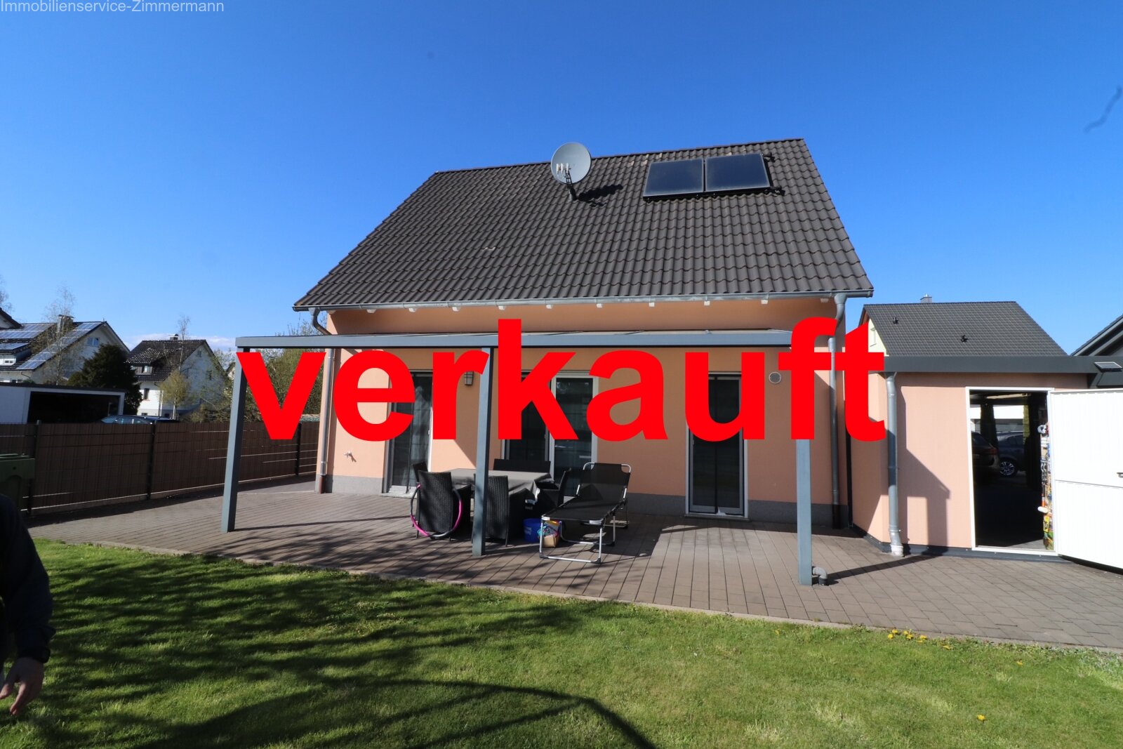 Neuwertiges Einfamilienhaus mit schönem Garten zu verkaufen