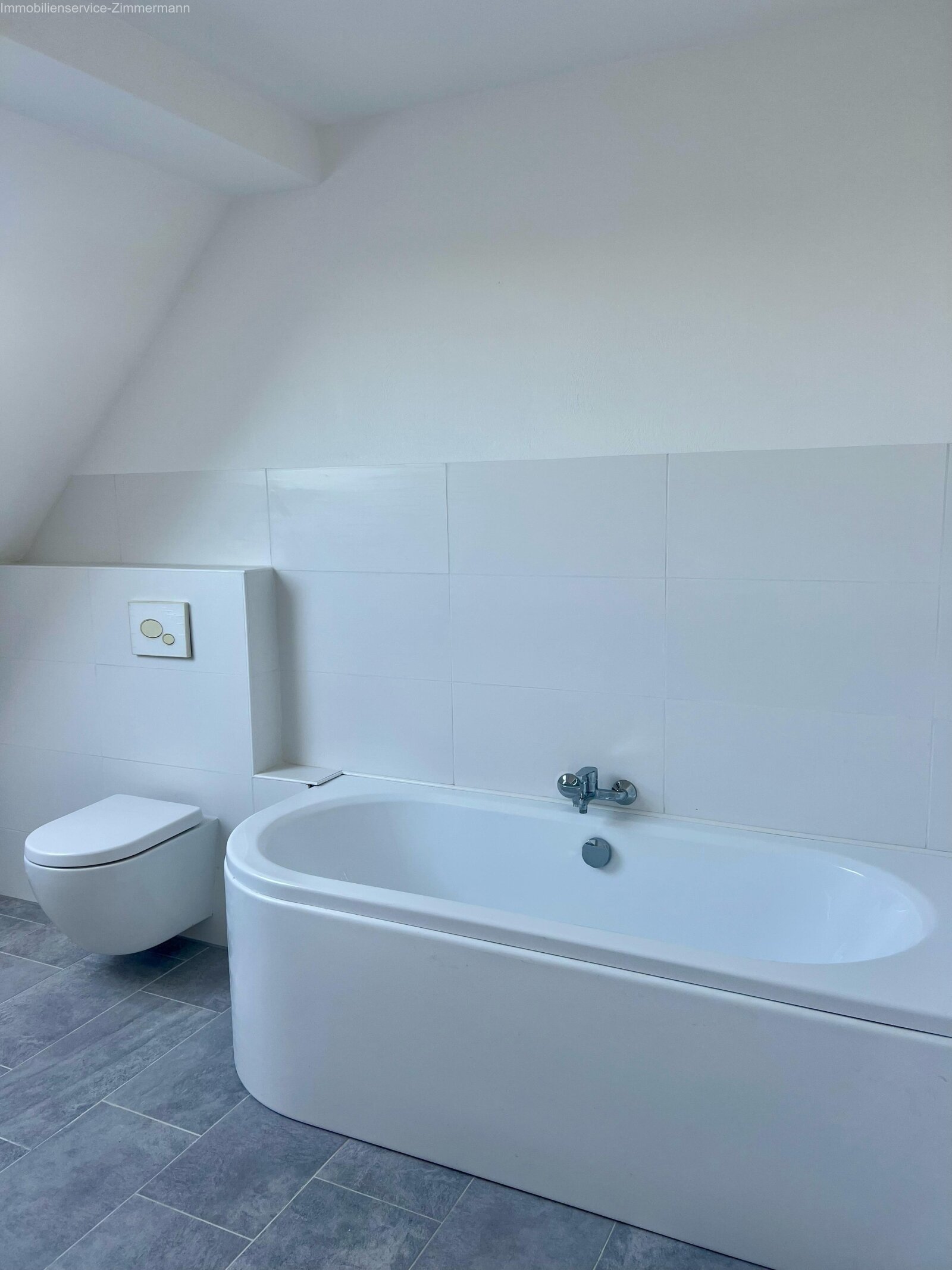 Badezimmer mit Badewanne und WC 