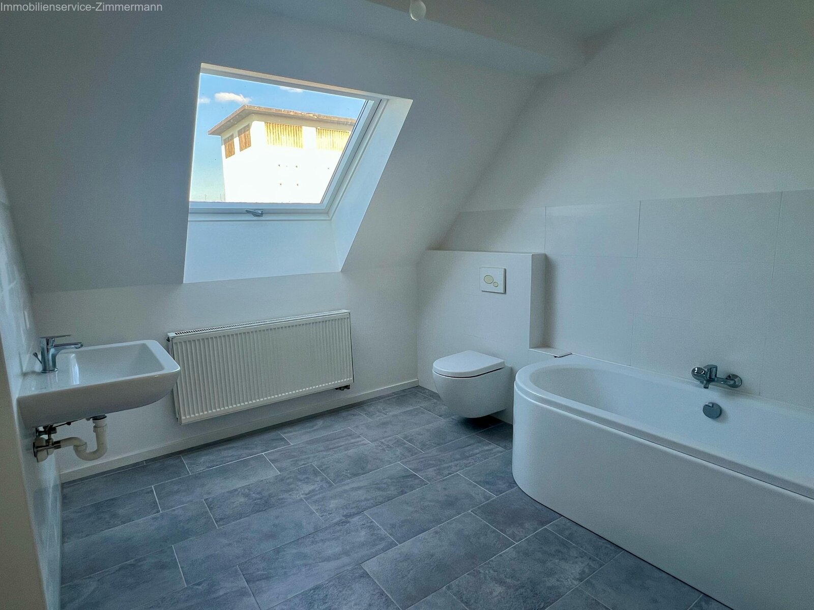Badezimmer mit Badewanne und WC 