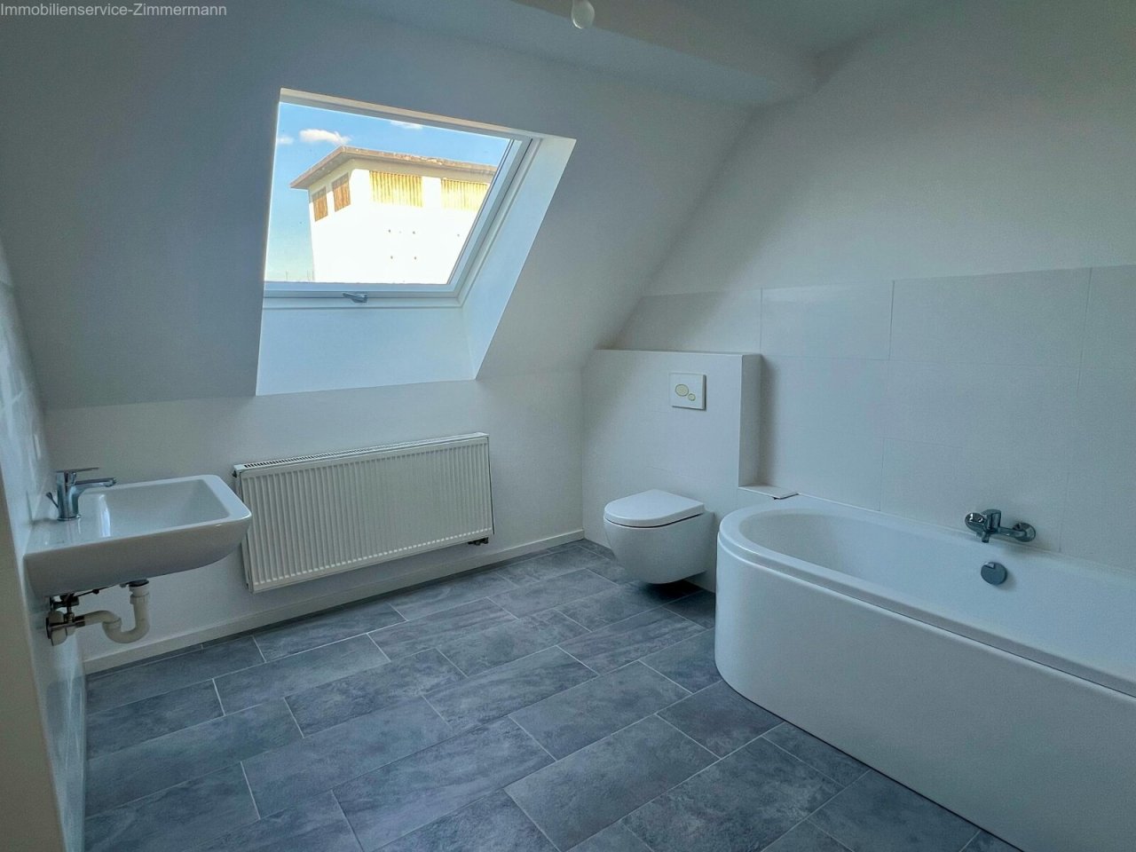 Badezimmer mit Badewanne und WC 