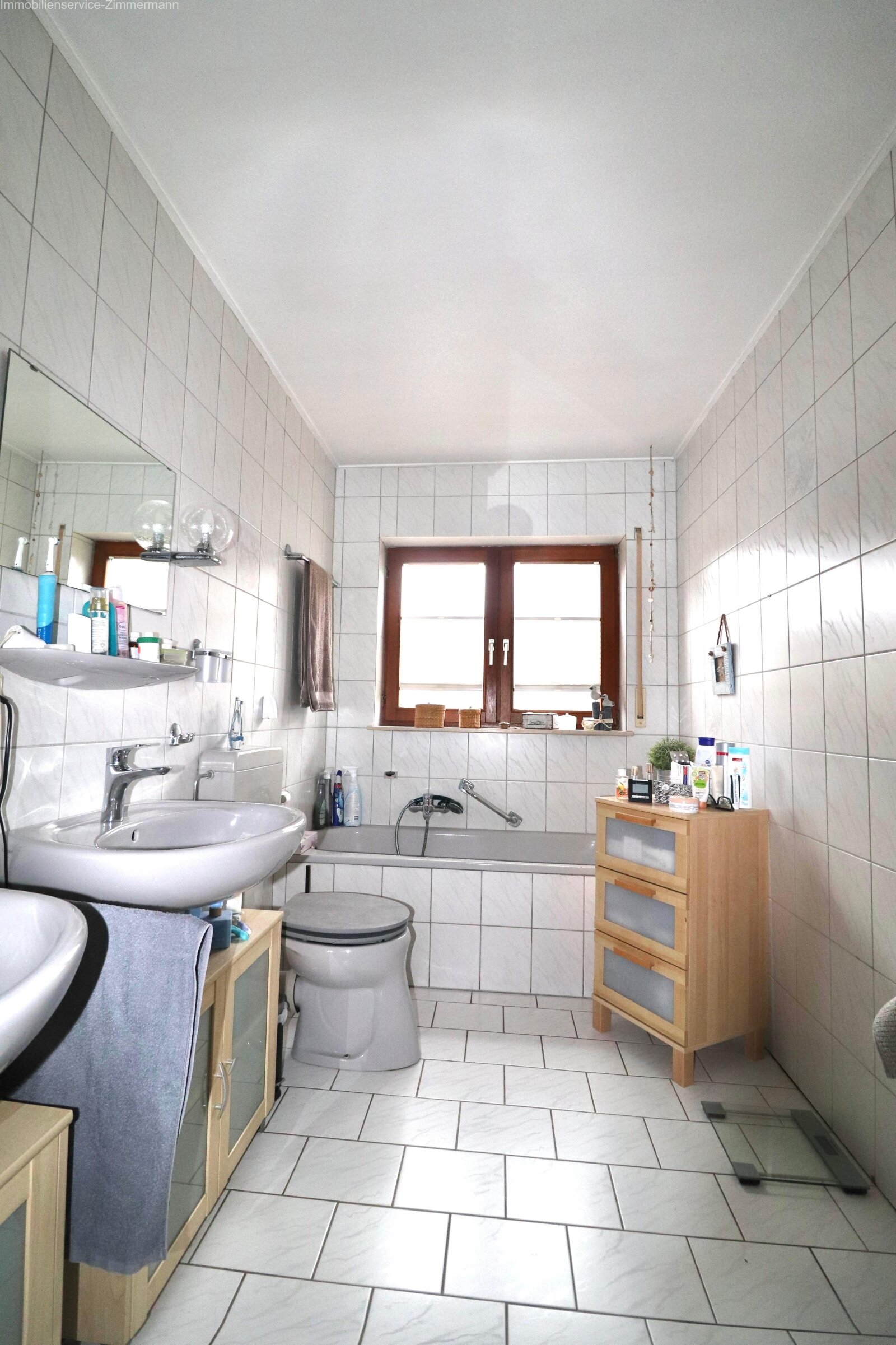 EG Badezimmer mit Badewanne und Dusche