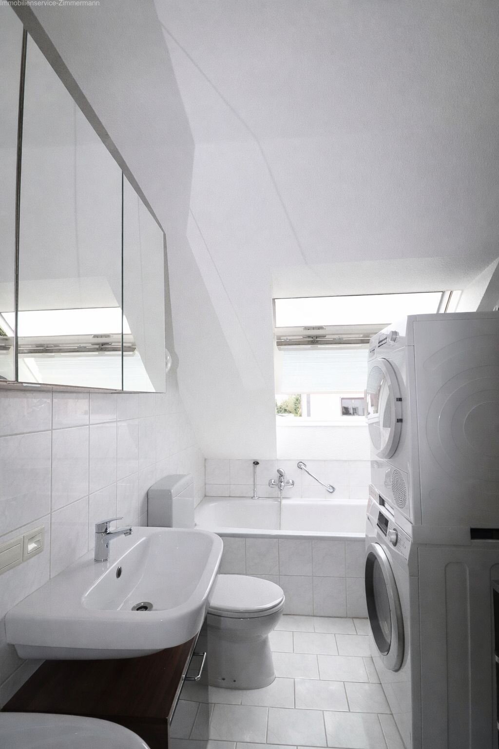 OG Badezimmer mit Wanne und Dusche