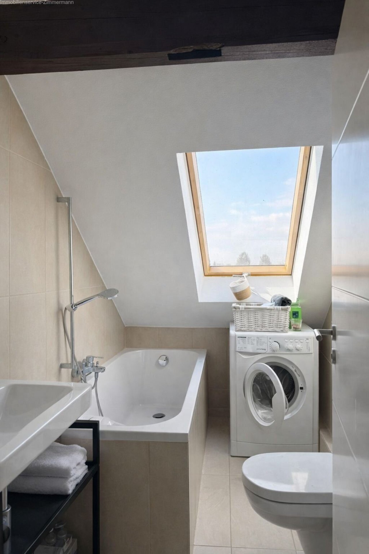 Badezimmer mit Badewanne & WC