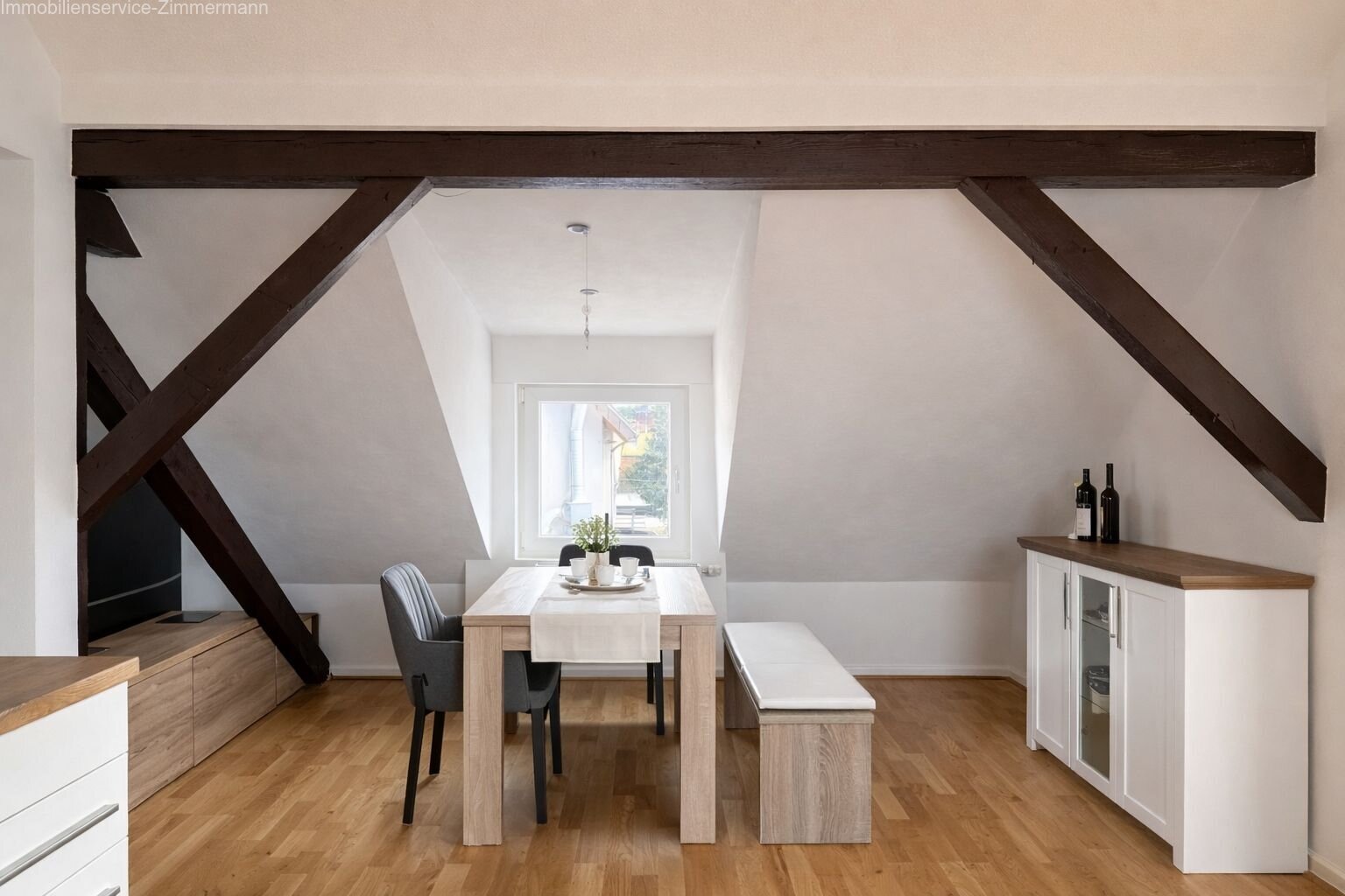 Rheinau-Rheinbischofsheim: Sanierte 2-Zimmer-DG-Wohnung im Fachwerkhaus mit EBK & Parkett 