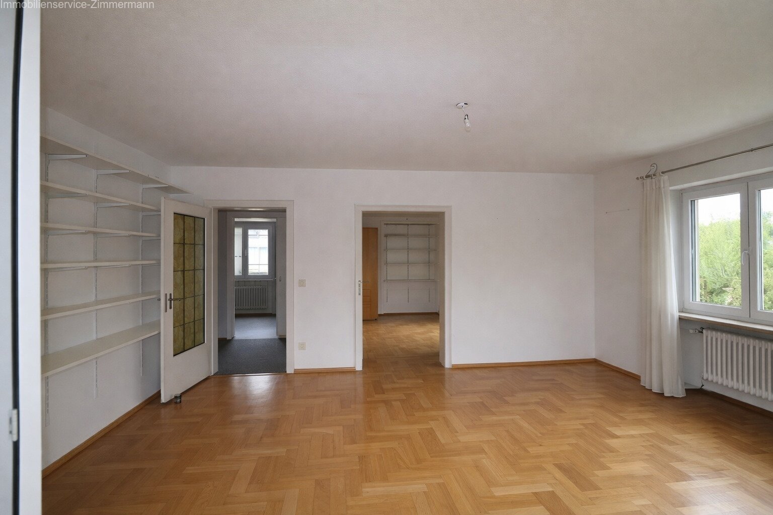 Wohnzimmer mit offenen Durchgaengen