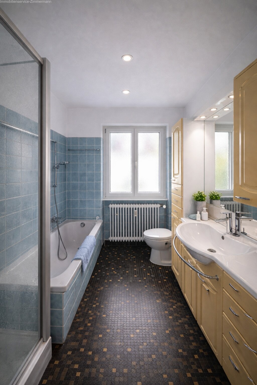 Badezimmer mit Wanne + Dusche